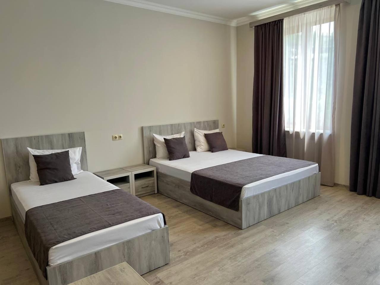 Hotel Menua Jerevan Exteriör bild