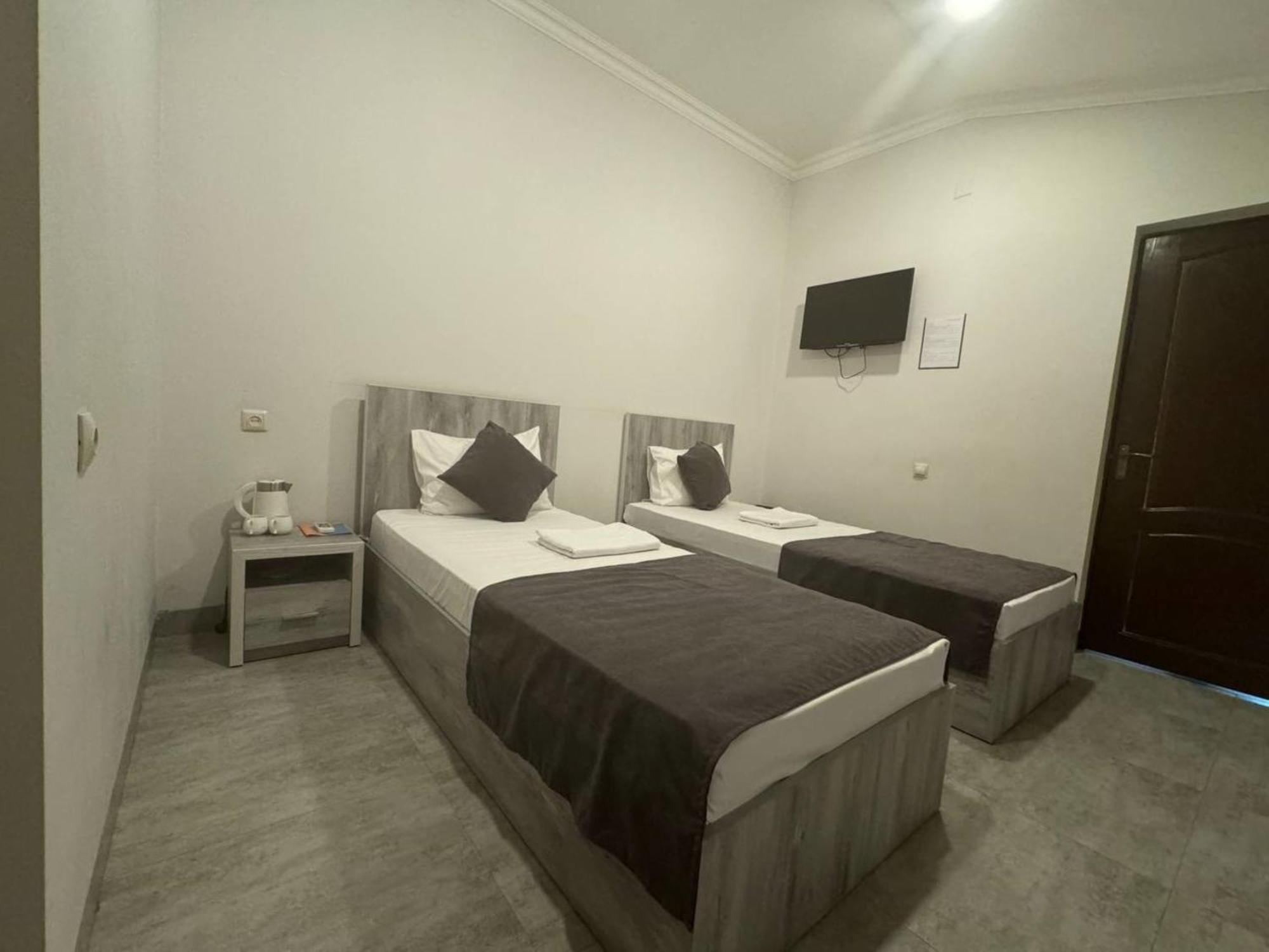 Hotel Menua Jerevan Exteriör bild